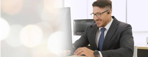 Gli uomini d'affari che indossano cuffie che lavorano in ufficio ampliano la vista — Foto Stock