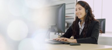 Ofiste çalışan, kulaklık takan iş adamları daha geniş görüşlü.