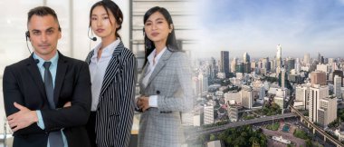 Ofiste çalışan, kulaklık takan iş adamları daha geniş görüşlü.