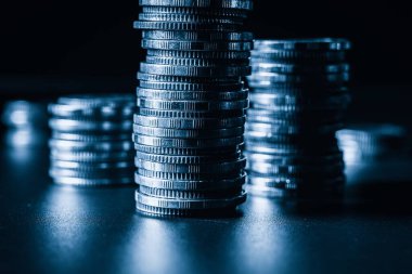 Biriktirmek için hazine mevduat hesabına yığılmış altın paralar.