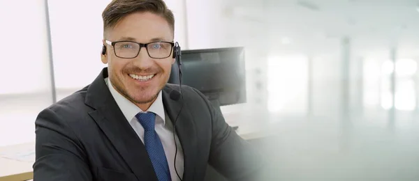 Biznesmeni noszący słuchawki pracujący w biurze poszerzyć widok — Zdjęcie stockowe