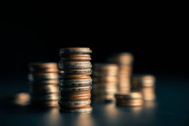 Biriktirmek için hazine mevduat hesabına yığılmış altın paralar.