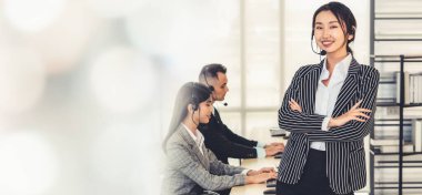 Ofiste çalışan, kulaklık takan iş adamları daha geniş görüşlü.