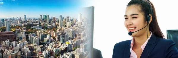 Geschäftsleute mit Headset arbeiten im Büro im erweiterten Blickfeld — Stockfoto