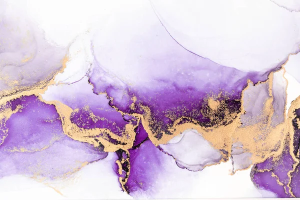 Kağıt üzerinde mermer sıvı mürekkep resminin mor altın soyut arkaplanı .