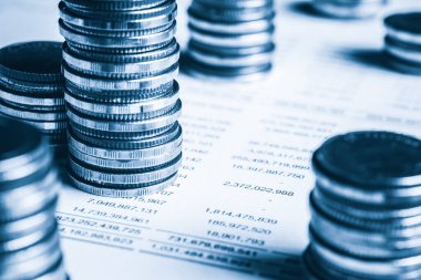 Biriktirmek için hazine mevduat hesabına yığılmış altın paralar.