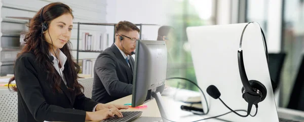 Gente de negocios con auriculares trabajando en la oficina ampliar vista —  Fotos de Stock