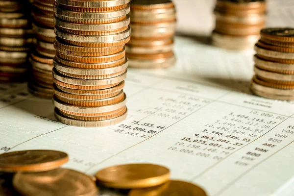 Biriktirmek için hazine mevduat hesabına yığılmış altın paralar.