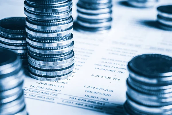 Biriktirmek için hazine mevduat hesabına yığılmış altın paralar.