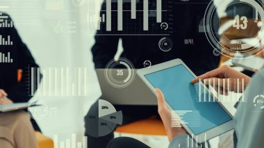 Şirket personeli toplantısındaki iş adamları imrendirici grafikle