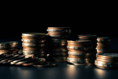 Biriktirmek için hazine mevduat hesabına yığılmış altın paralar.