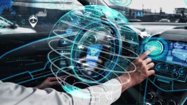 Sürücü koltuğunda konseptli adam olan otonom bir araba.