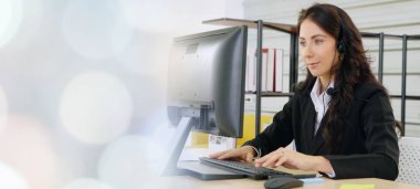 Ofiste çalışan, kulaklık takan iş adamları daha geniş görüşlü.