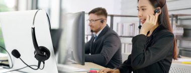 Ofiste çalışan, kulaklık takan iş adamları daha geniş görüşlü.