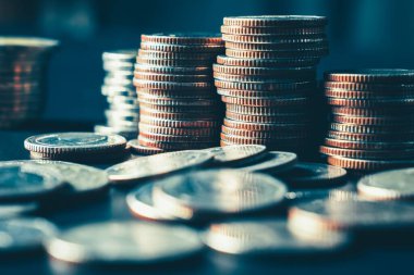 Biriktirmek için hazine mevduat hesabına yığılmış altın paralar.