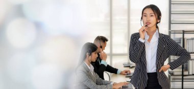 Ofiste çalışan, kulaklık takan iş adamları daha geniş görüşlü.