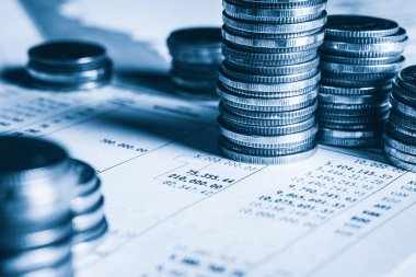 Biriktirmek için hazine mevduat hesabına yığılmış altın paralar.