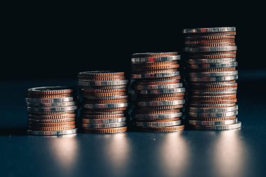 Biriktirmek için hazine mevduat hesabına yığılmış altın paralar.