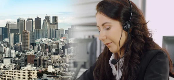 Zakenmensen die een headset dragen en op kantoor werken, verbreden het zicht — Stockfoto