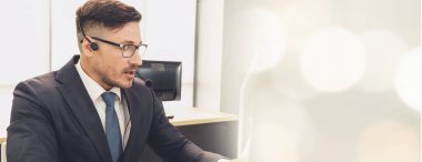 Ofiste çalışan, kulaklık takan iş adamları daha geniş görüşlü.