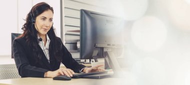 Ofiste çalışan, kulaklık takan iş adamları daha geniş görüşlü.