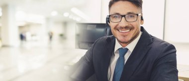 Ofiste çalışan, kulaklık takan iş adamları daha geniş görüşlü.