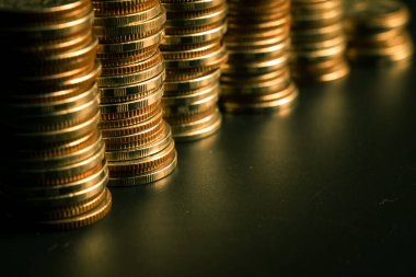 Biriktirmek için hazine mevduat hesabına yığılmış altın paralar.