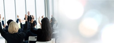 Seminer konferansında toplanan bir grup iş adamı daha geniş görüşlü