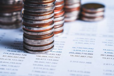 Biriktirmek için hazine mevduat hesabına yığılmış altın paralar.