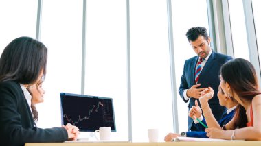 Dahiyane bilgisayar yazılımının borsa veri tablosu analizi