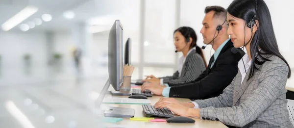 Gente de negocios con auriculares trabajando en la oficina ampliar vista —  Fotos de Stock