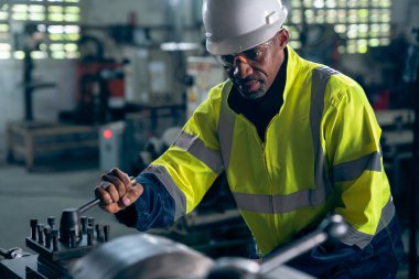 Fabrika işçisi veya mühendisi usta imalat atölyesinde makine işi yapıyor