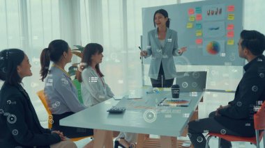 Şirket personeli toplantısındaki iş adamları imrendirici grafikle