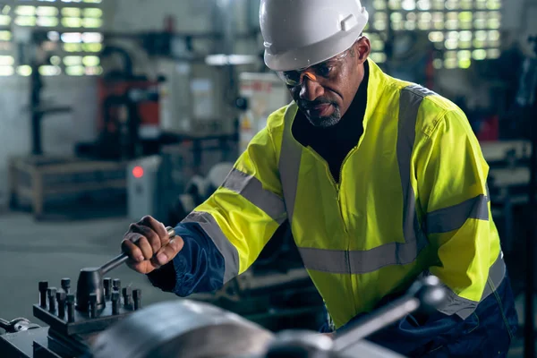 Fabrika işçisi veya mühendisi usta imalat atölyesinde makine işi yapıyor
