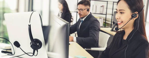 Gente de negocios con auriculares trabajando en la oficina ampliar vista —  Fotos de Stock