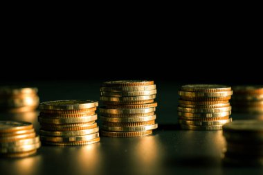 Biriktirmek için hazine mevduat hesabına yığılmış altın paralar.