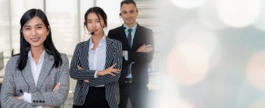 Ofiste çalışan, kulaklık takan iş adamları daha geniş görüşlü.