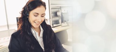 Ofiste çalışan, kulaklık takan iş adamları daha geniş görüşlü.