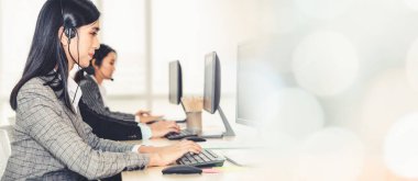 Ofiste çalışan, kulaklık takan iş adamları daha geniş görüşlü.