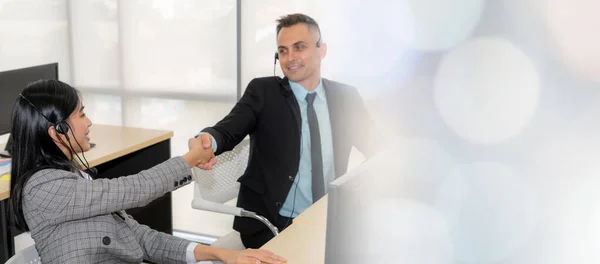 Gli uomini d'affari che indossano cuffie celebrano il lavoro in ufficio ampliare la vista — Foto Stock