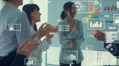 Şirket personeli toplantısındaki iş adamları imrendirici grafikle