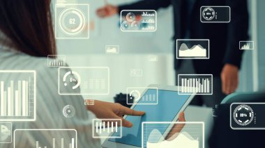 Şirket personeli toplantısındaki iş adamları imrendirici grafikle