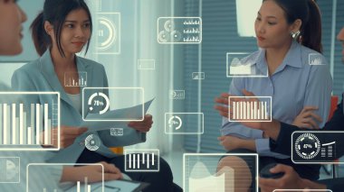 Şirket personeli toplantısındaki iş adamları imrendirici grafikle