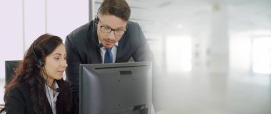 Ofiste çalışan, kulaklık takan iş adamları daha geniş görüşlü.