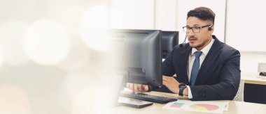 Ofiste çalışan, kulaklık takan iş adamları daha geniş görüşlü.