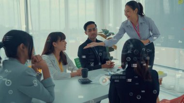 Şirket personeli toplantısındaki iş adamları imrendirici grafikle