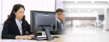 Ofiste çalışan, kulaklık takan iş adamları daha geniş görüşlü.