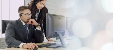 Ofiste çalışan, kulaklık takan iş adamları daha geniş görüşlü.