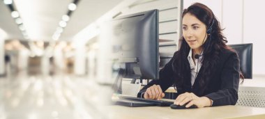 Ofiste çalışan, kulaklık takan iş adamları daha geniş görüşlü.