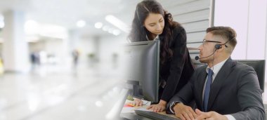 Ofiste çalışan, kulaklık takan iş adamları daha geniş görüşlü.